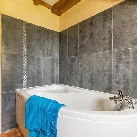 Chaleureux Aux Portes De L'histoire Feriehus *